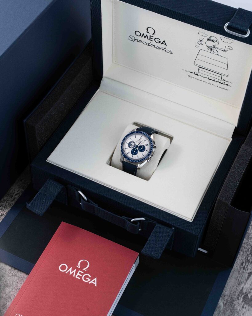 Omega speedmaster 'silver snoopy award' 310.32.42.50.02.001